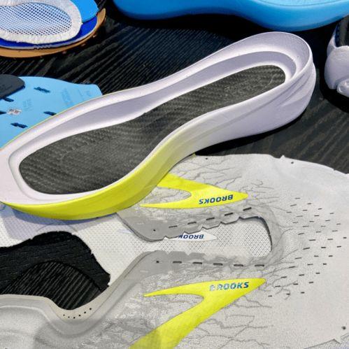 国产碳板跑鞋测评视频,性能与舒适度的完美平衡